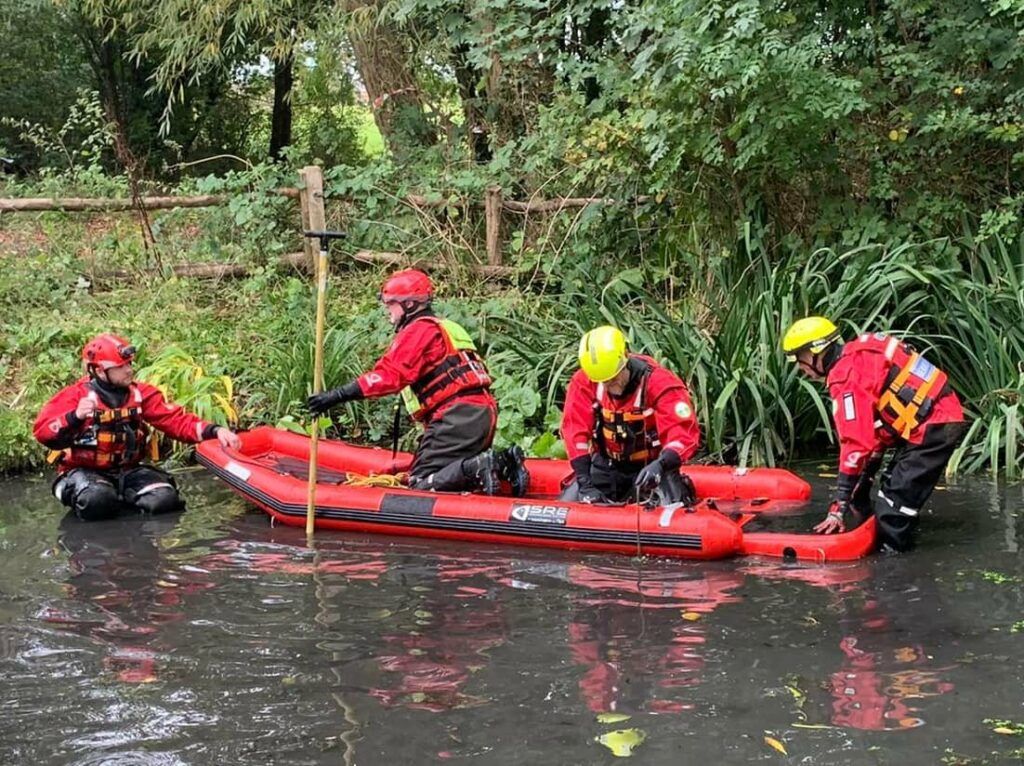 Wiltshire search and rescue team river rescue picture