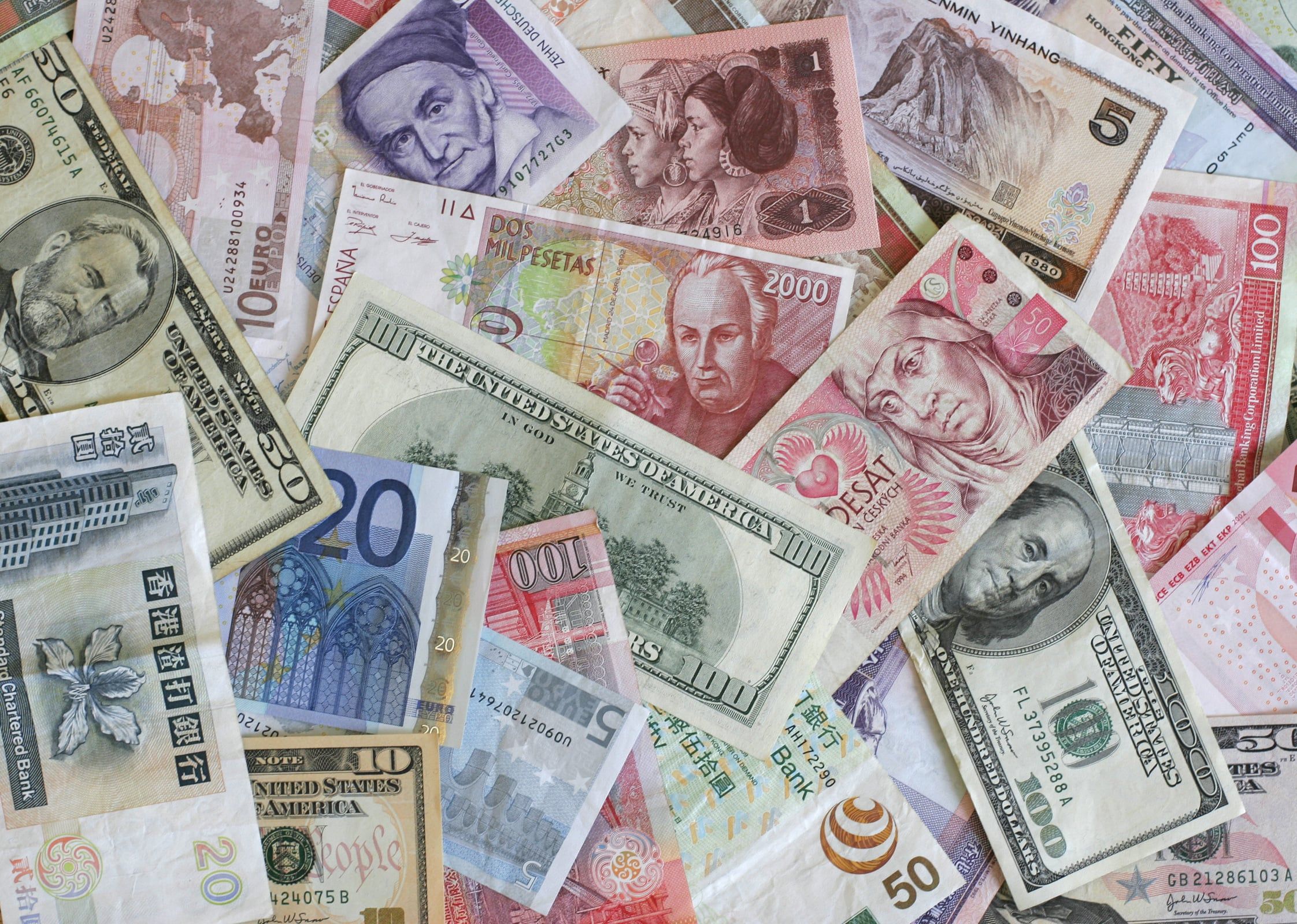 Exchange-Currency-at-Home-or-Abroad
